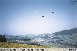 Tres platillos sobrevolando
