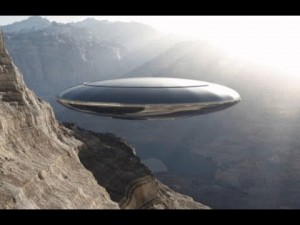 Ufo nítidamente entre las nubes